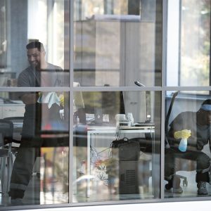 Propreté et bien-être au travail : pourquoi vos bureaux méritent mieux qu’un ménage rapide